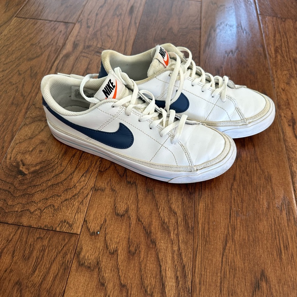 Nike White and Blue Sneakers Classic Low-Top Design